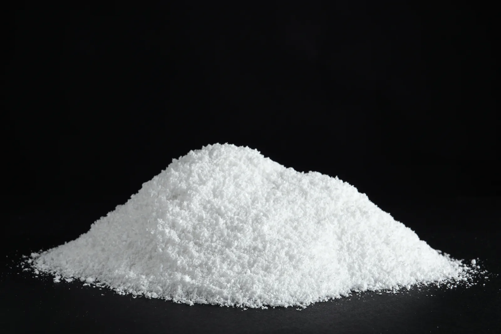 Battery-grade lithium salt — white crystalline Li₂CO₃ / LiOH·H₂O powder