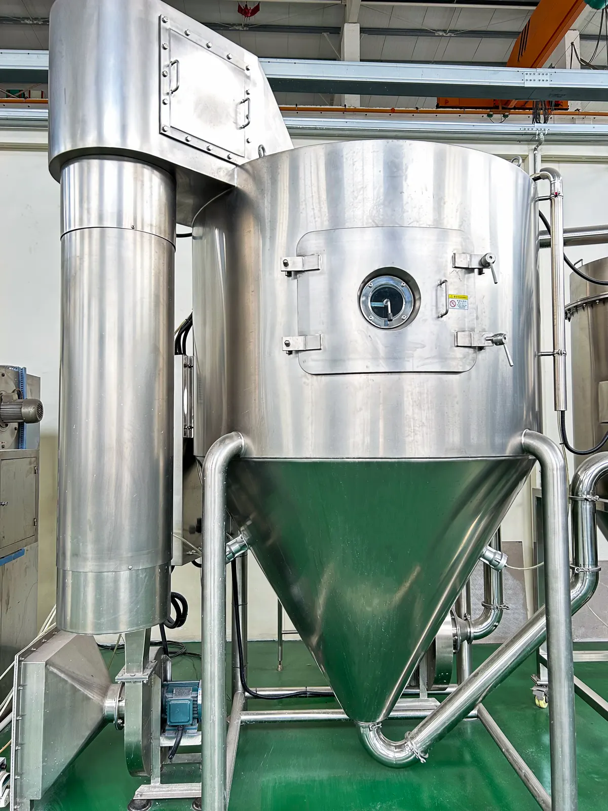 Fully welded chamber with sight glass and quick-release access door