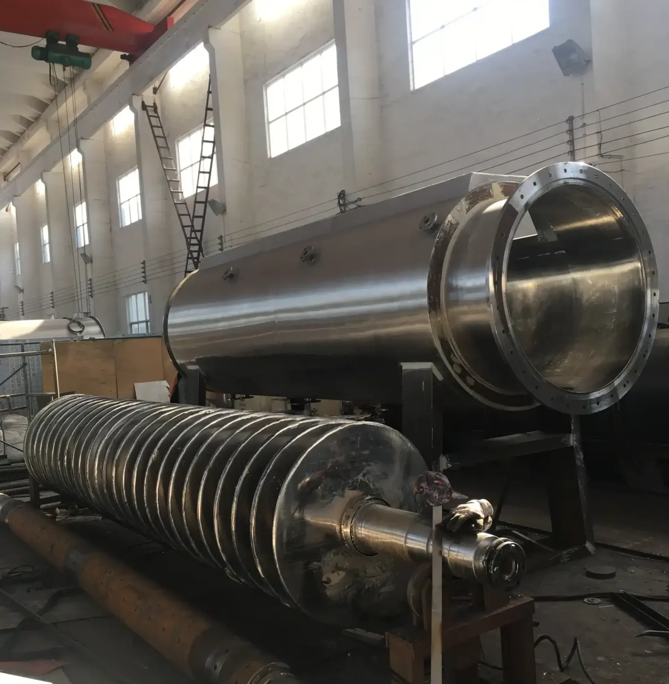 Piringan berongga yang ditumpuk pada satu poros, dilepas dari housing Disc Dryer SINOTHERMO