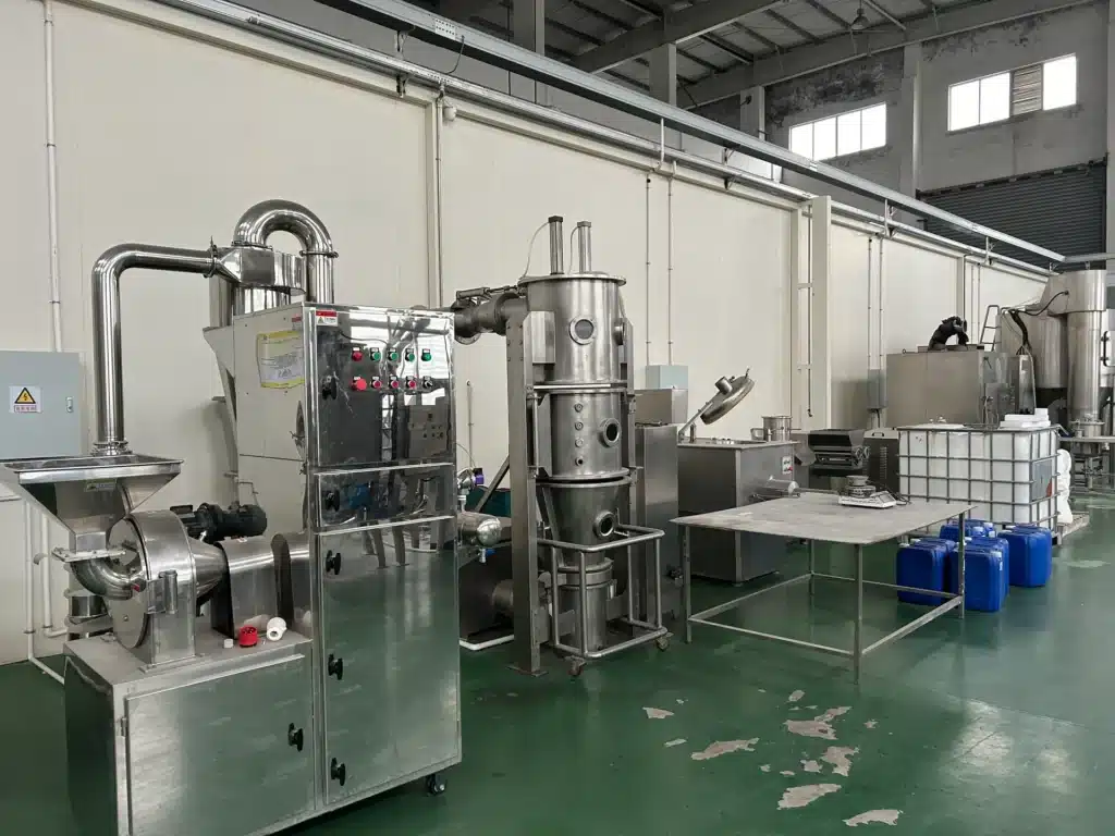 `El laboratorio piloto de SINOTHERMO validando formulaciones de clientes en equipos de procesamiento farmacéutico antes de la producción`