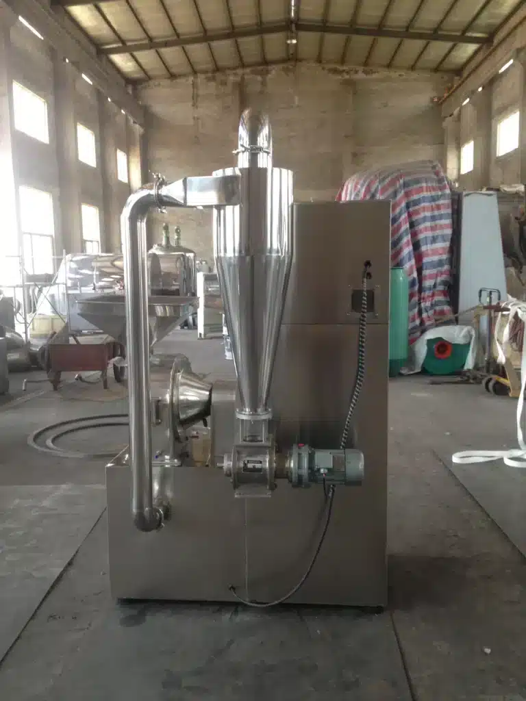 Das Bild zeigt zwei große Maschinen aus rostfreiem Stahl, bei denen es sich um Hammermühlen oder Mahlanlagen zu handeln scheint. In einer Hammermühle werden rotierende Hämmer oder Klingen verwendet, um Materialien zu zerkleinern, zu mahlen oder in kleinere Partikel oder Pulver zu pulverisieren. Diese Hochleistungs-Industriemaschinen werden in der Regel zur Zerkleinerung von Schüttgütern im Rahmen eines Herstellungs- oder Verarbeitungsprozesses eingesetzt.