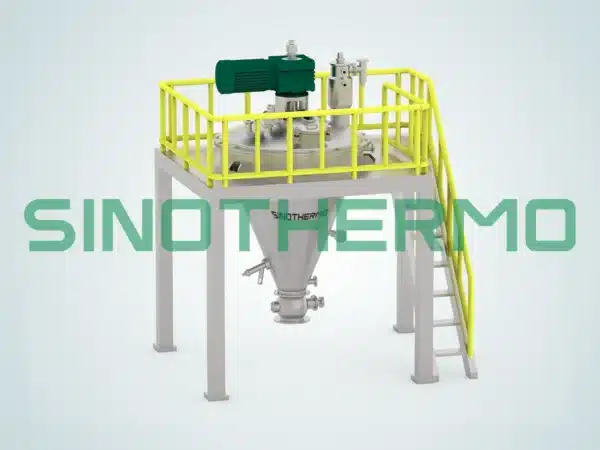 Máy sấy chân không hình nón được đặt trên bệ có lan can an toàn và thang lên xuống, có động cơ xanh và kết cấu bằng thép không gỉ.