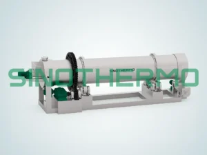 Bild eines SINOTHERMO-Drehrohrofens, einer Industriemaschine für die Hochtemperaturverarbeitung von Materialien, mit einer rotierenden zylindrischen Trommel.
