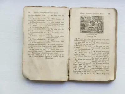 Eski, yıpranmış bir kitap açıldığında "Çocukların Kutsal Yazı Soru Kitabı" başlıklı iki sayfa çıkıyor. Sayfalarda İbrahim, İshak ve Lut gibi İncil hikayeleri ve figürleri hakkında sorular ve cevaplar yer alıyor. Kitabın cildi hasarlı, dikişleri ortaya çıkmış, bu da kırılgan durumunu korumak için bazı belge kurtarma işlemlerinden geçtiğini gösteriyor.