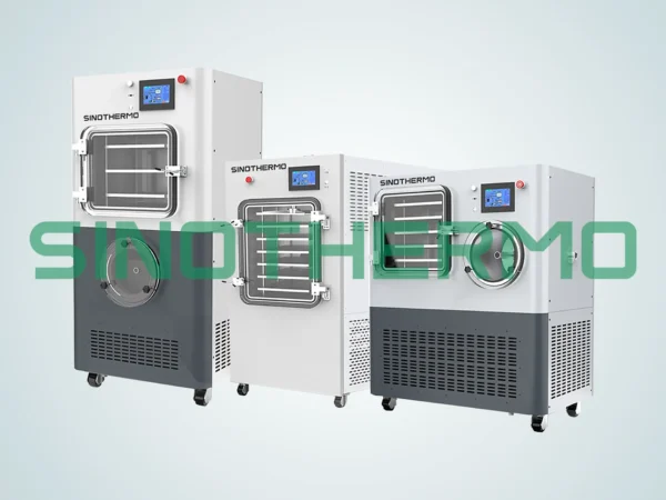 Liofilizadores de laboratório SINOTHERMO em vários tamanhos com controlos digitais, construção em aço inoxidável e sistemas de bomba de vácuo para liofilização eficiente e liofilização à escala piloto.