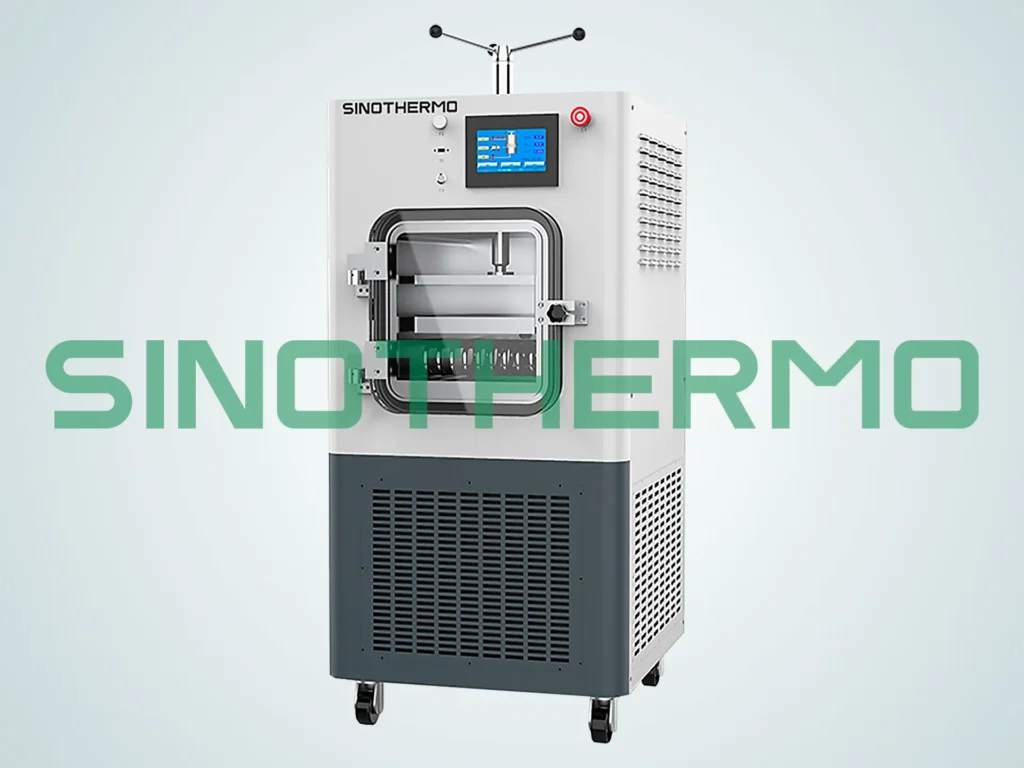 Máy sấy đông khô SINOTHERMO Pilot dùng cho phòng thí nghiệm hoặc sản xuất quy mô nhỏ, có thiết kế nhỏ gọn với bảng điều khiển màn hình cảm ứng và buồng ngưng tụ.